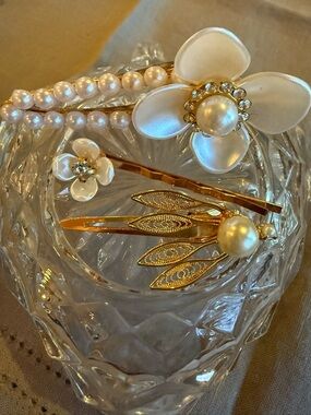 Pearl & Flower Gold Hair Clip Set of 3 - White Pearlescent Accents